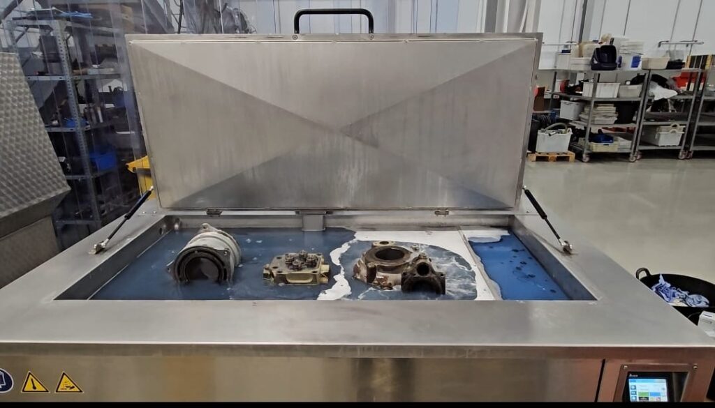 Automatización de la limpieza industrial con ultrasonidos y lavadoras de cesta