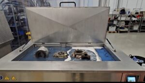 Automatización de la limpieza industrial con ultrasonidos y lavadoras de cesta
