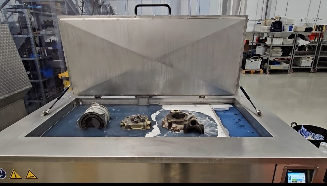 Automatización de la limpieza industrial con ultrasonidos y lavadoras de cesta